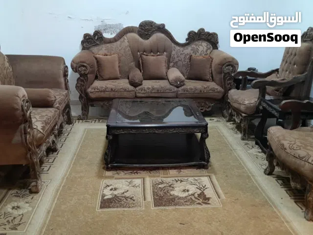 طقم كنب 7 مقاعد بحالة جيدة مع 3 طاولات للبيع