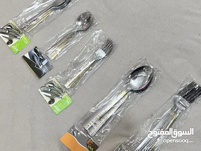 ملاعق حجم كبيره وصغيره وشوكات كبيره وصغيره