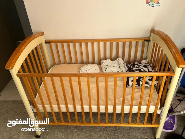 سرير اطفال من جونيورز بحالة ممتازة.
