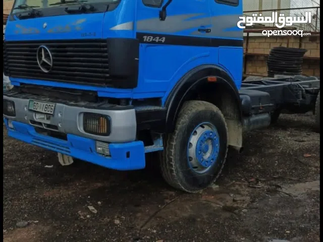 مقطورة مرسيدس بنز مستعملة لعام 1985 – حالة جيدة وسليمة للبيع
