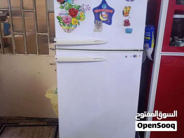 ثلاجه للبيع بسعر مناسب تعمل جيد فقط الباب من الاسفل عطل عند الفتح والغلق عطل يمكن تصليحها نوع بيكو