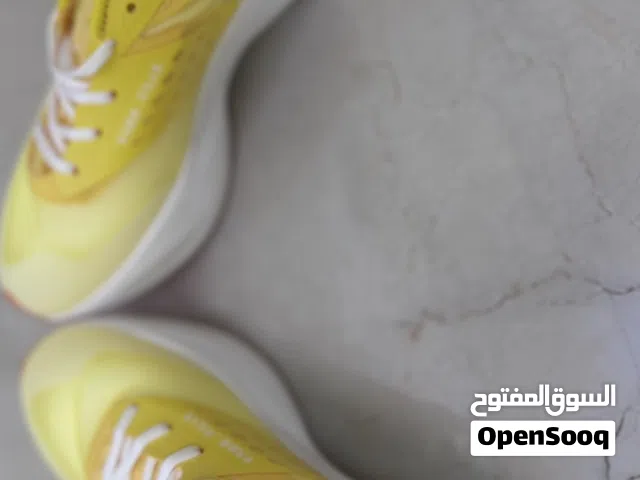 حذاء رياضي جميل وخفيف يصلح للمشي والجري لمسافات طويله