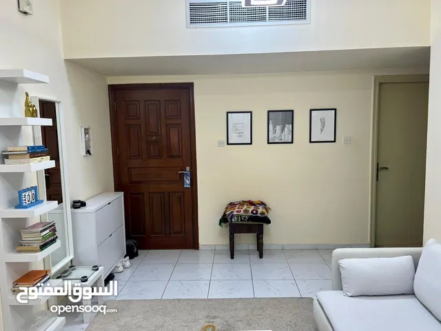للايجار الشهري شقة غرفة وصالة مفروشة بالكامل في عجمان منطقة الجرف مقابل المحكمة
