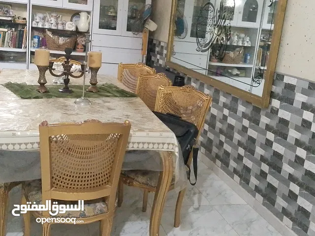 طاولة سفرة مع كراسيها 8 كراسي بحالة جيدة
