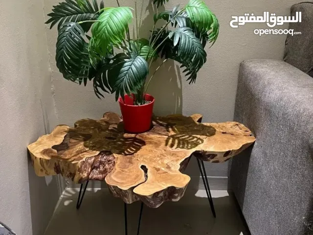 طاولات مصنوعه من جذوع الاشجار ويوجد اضافه الريزن على حسب الطلب