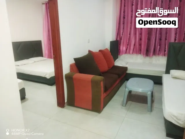 شقة  في السوق قريب من البحر وجميع الخدمات