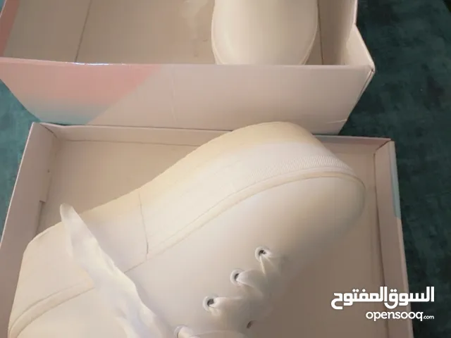 حذاء العروس (زواج او خطوبة) مريح جدا لون ابيض جديد