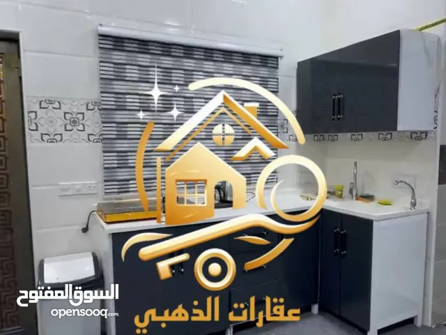 شقه للايجار في الجنينه طابق اول تحتوي ثلاث غرف صاله مطبخ صحيات بناء حديث ديلوكس سعر الايجار 800 الف