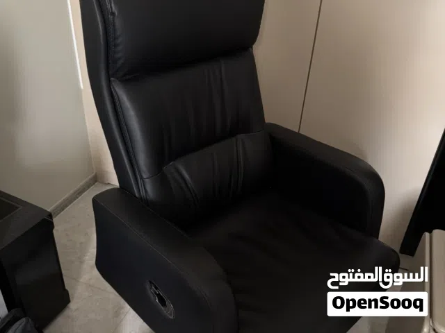 كرسي مكتبي فخم vip مريح جداً به وضعيات متعددة