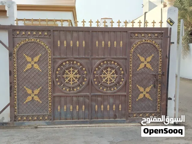 للبيع ثلاث أبواب خارجيه  اقرا تفاصيل