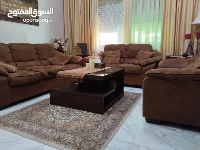 طقم كنب 7 مقاعد مع طقم طاولة وسط من آشلي