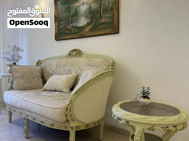 غرفة ضيوف فاخرة عصرية بتصميم أنيق نظيفة