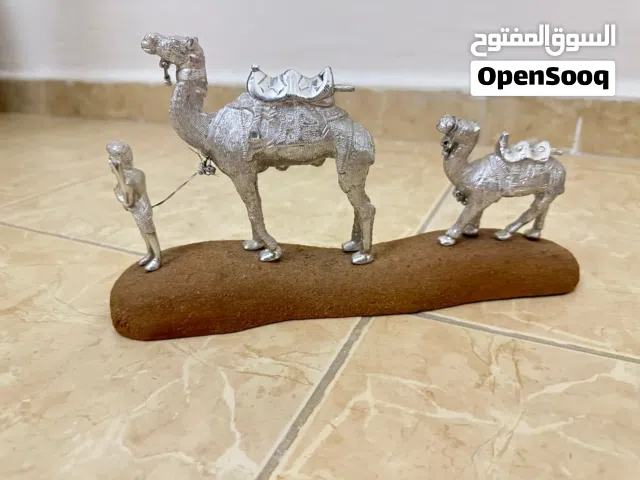 تمثال معدني مصنوع يدويًا لرجل وجملين على قاعدة خشبية - قطعة أثرية - فريدة من نوعها