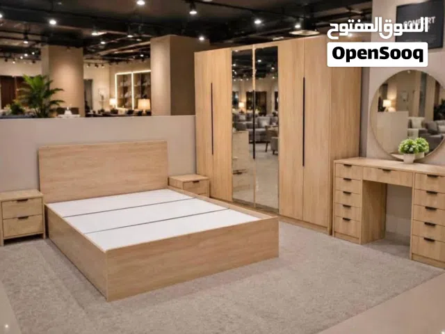 تتوفر مجموعة أثاث غرفة نوم كاملة (طاولة تزيين، وخزانة ملابس، وطاولة جانبية) في جدة - مع خدمة توصيل