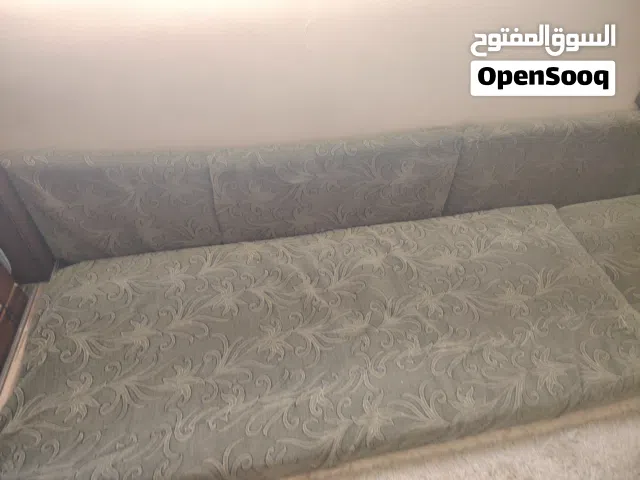 فرشات ارضي مع ثلاث ضحريات و واحد ركاية