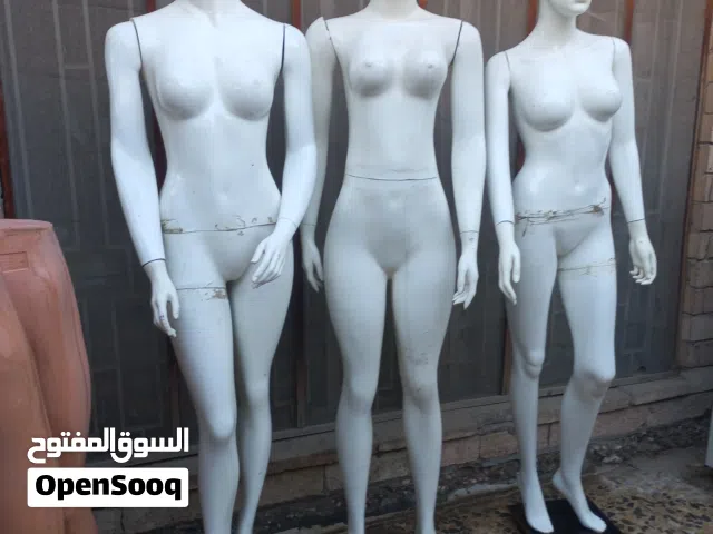 مليكانات نسائية وعارضة بنطرون وبجامة رجالي