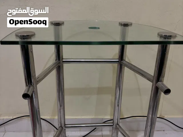 طاوله كومبيوتر زجاج للبيع ارجل حديد قويه ومتينه استعمال نظيف