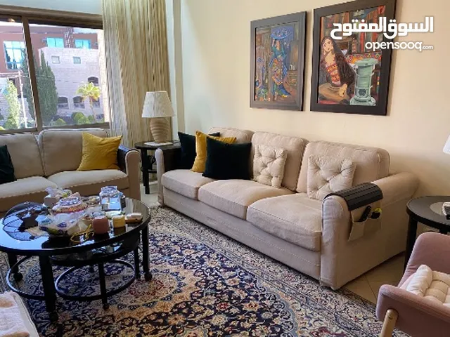 كنب 5 مقاعد بحالة جيدة من ايكيا مع 2 كرسي فردي ايكيا لون زهري وطاولات سيكوريت زجاج وحديد مستورد