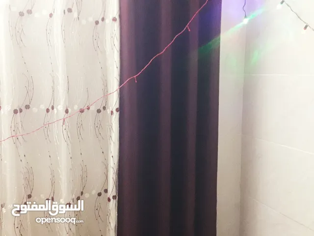 بردايه لون خمري قماش ثقيل كامله مع الجسر ولا غلطه بحاله ممتازه عدد واحد فقط