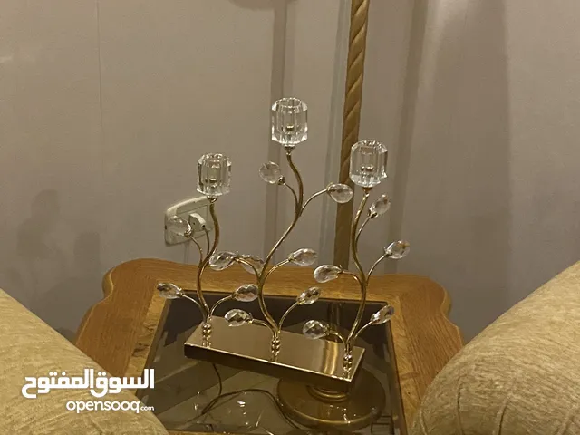 صالون ضيوف وطاولتين جانبيتين وطاولة وسط كبيرة للبيع في حال الوكالة