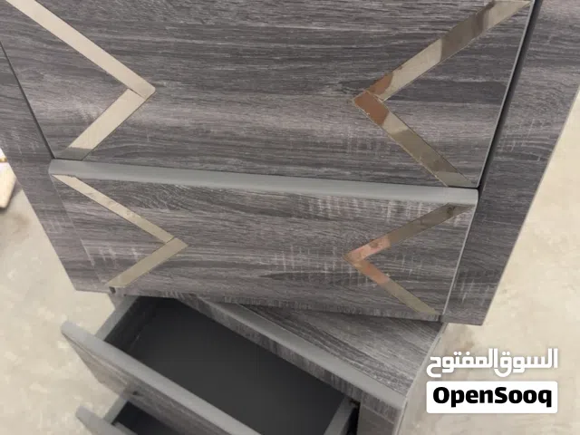 للبيع سرير و كومدينو 2 و تسريحة