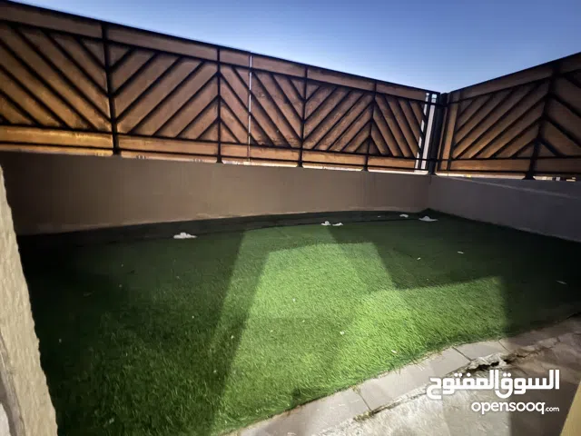 للإيجار شقة في ابو فطيره مع بلكونه