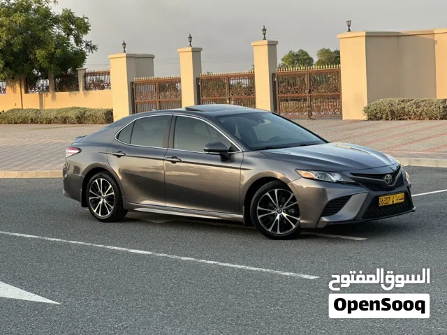 2020 تويوتا كامري SE