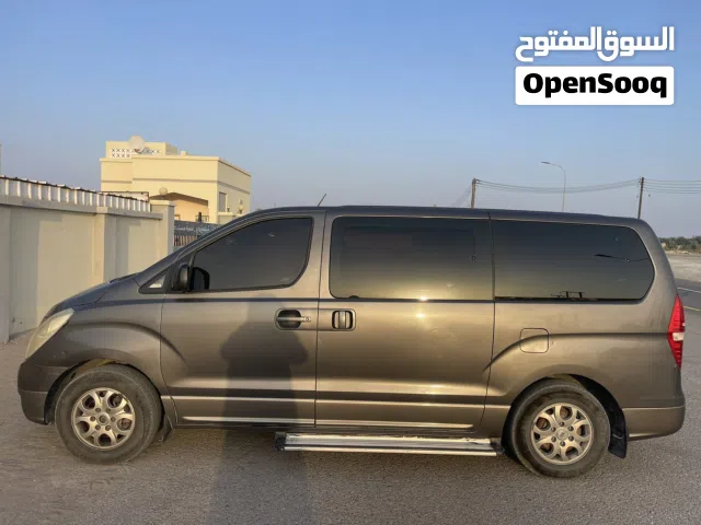 هيونداي H1 2013 نظيفة بحالة ممتازة مع كامل المواصفات الخليجية ودفتر السيارة