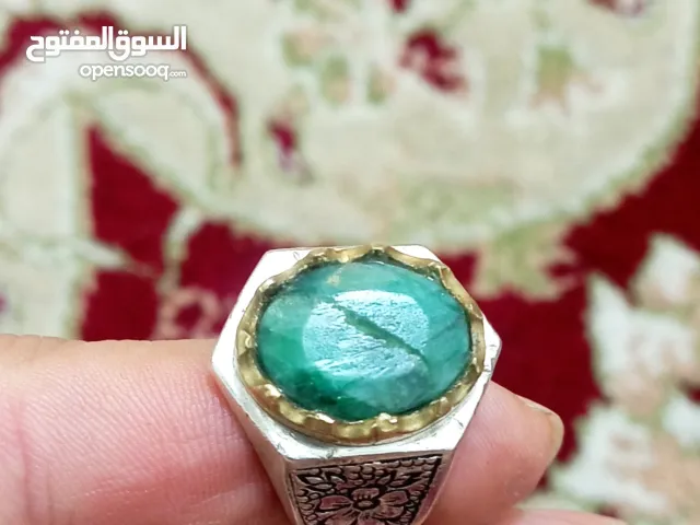 خاتم فضة بنقش محفور يدوياً على الشِّفَر، من صُنع الأستاذ دانشور الإيراني.   حجر الخاتم من الزمرد الأ