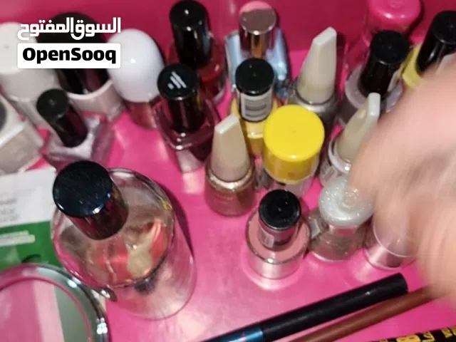 بوكس مكياج وعطر مشكل ومناكير