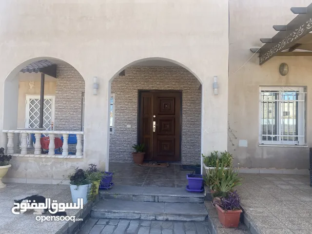 197 m2 3 Bedrooms Townhouse for Sale in Zarqa Russayfah