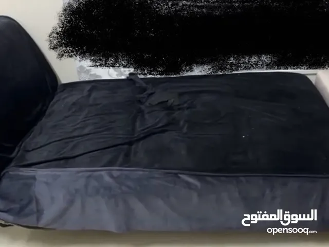 كرسي وسرير في نفس الوقت مستخدم