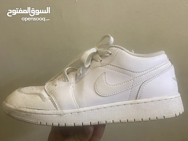 حذاء نايكي ابيض