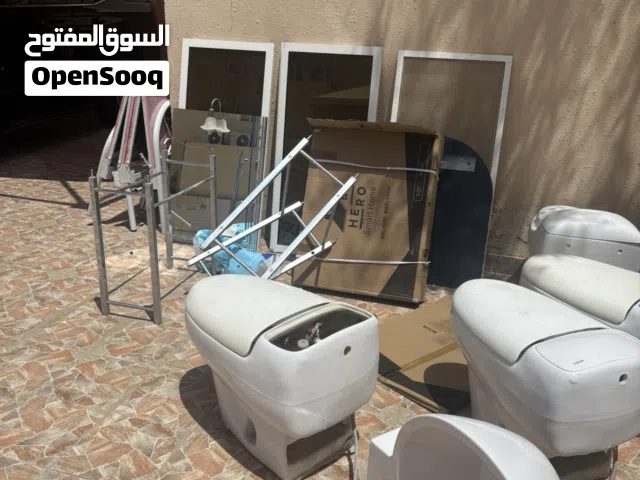 ادوات صحيه كراسي ومغاسل بحاله جيده جدا