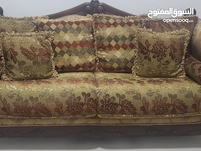 طقم كنب جلوس فخم كلاسيكي ل 7 أشخاص لون أخضر زيتوني (3+2+1+1) مع إطار خشب بحفر. بحالة جدا ممتازة