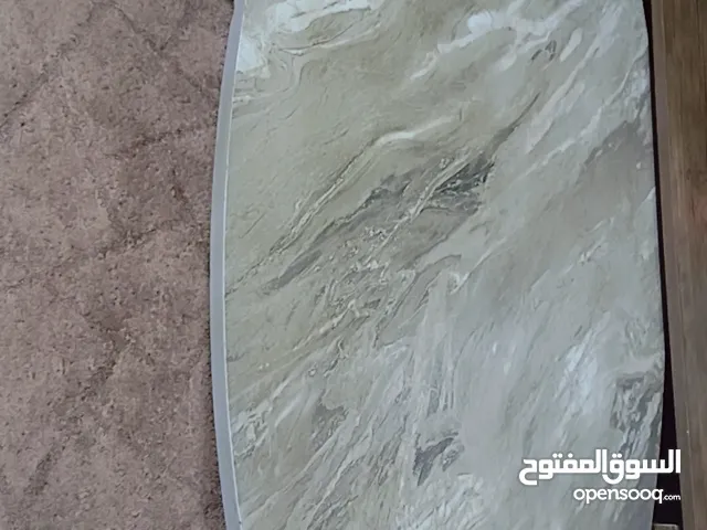 طاولة وسط بيضوي وثلاثه سيرفس بحالة وكاله استعمال. ايام