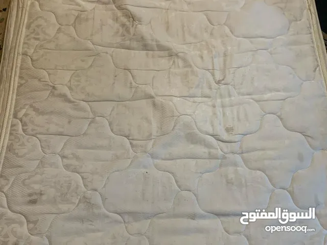 فرشة زنبركية مفرد ونصف بحالة جيدة لون ابيض نوعية فاخرة طبية زنبركاتها بحالة ممتازه .