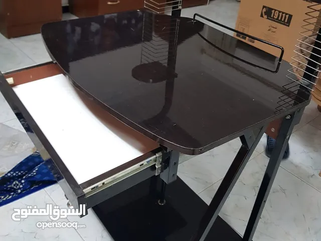 ترابيزة كمبيوتر خشب ميلامين 80 سم ضد المياه مزودة برفين جديدة لم تستعمل نهائيًا