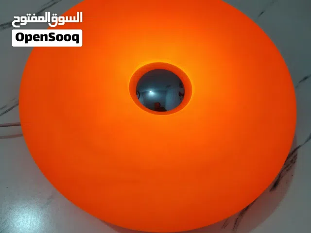 هذا المنتج هو مصباح IKEA VARMBLIXT على شكل دونات باللون البرتقالي وبي تلاث شمعات