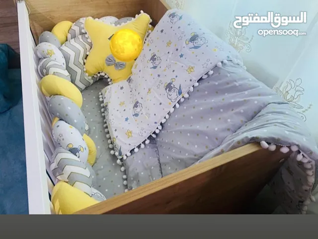 تخت بيبي خشب تركي بحالة ممتازة وكأنه جديد مع فرشة