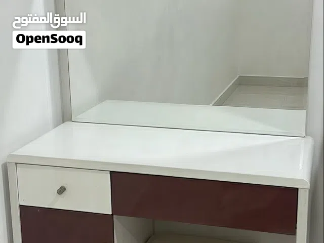 تسريحة نظيفة باللون العنابي الفخم