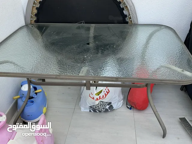 طاولة وكراسي