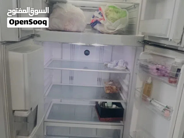 ثلاجة للبيع مواصفات عالية بس بيه ضربة بسيطة