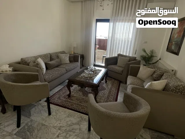 طقم كنب ثلاثية وثنائية وفردية وكراسي جانبية بحالة جيدة جدا. على المهتمين التواصل على الواتساب فقط.