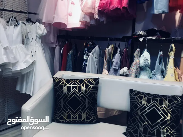 محل ملابس مع مخيطه للبيع