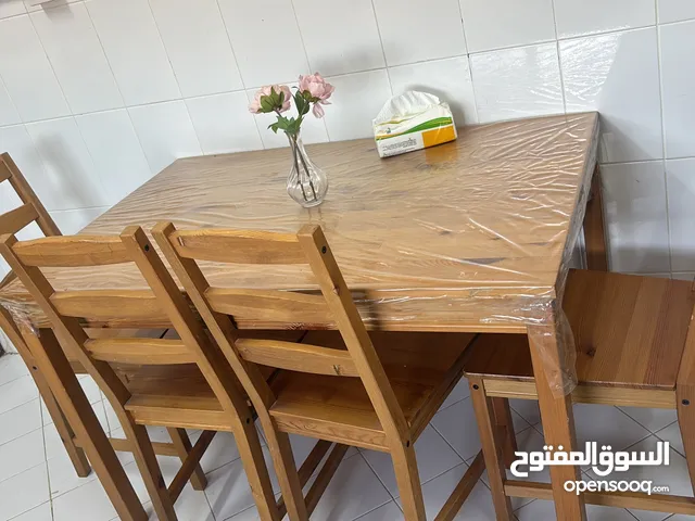 طاولة طعام مع عدد 4 كراسي