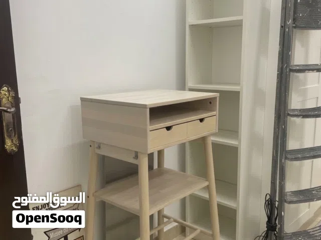 مكتبة ايكيا و طاولة رسم او كوفي كورنر من ايكيا