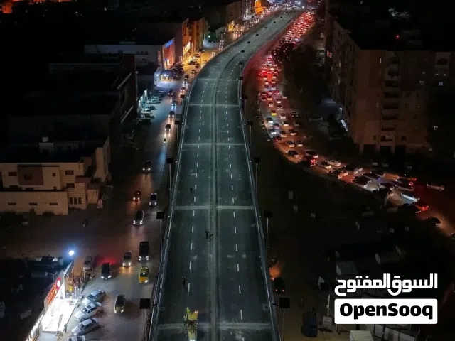 قطعة ارض 900م واجهتان تنقسم استثماريه سكنيه بموقع ممتاز خلف مقهى الموتشي الحشان 11يونيو بواجهه 45م