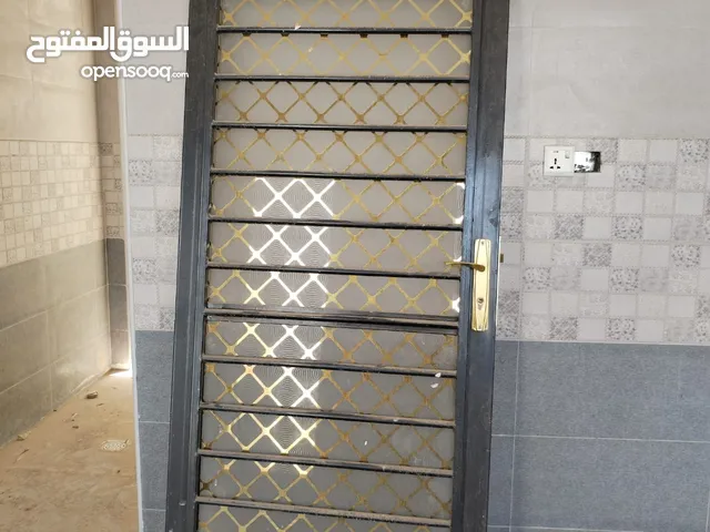 اربعة ابواب حديد وباب طلاكتين مال مدخل وواحده bvc تركي وواحد محجر كما في الصور