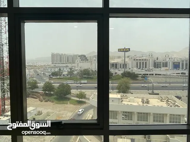 مكتب للايجار في موقع مميز العاصمه مسقط خط الشارع السلطان قابوس مقابل ايكيا